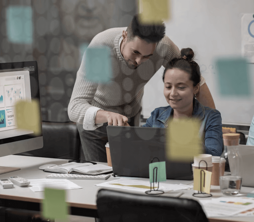 Equipe acompanhando indicadores de projeto