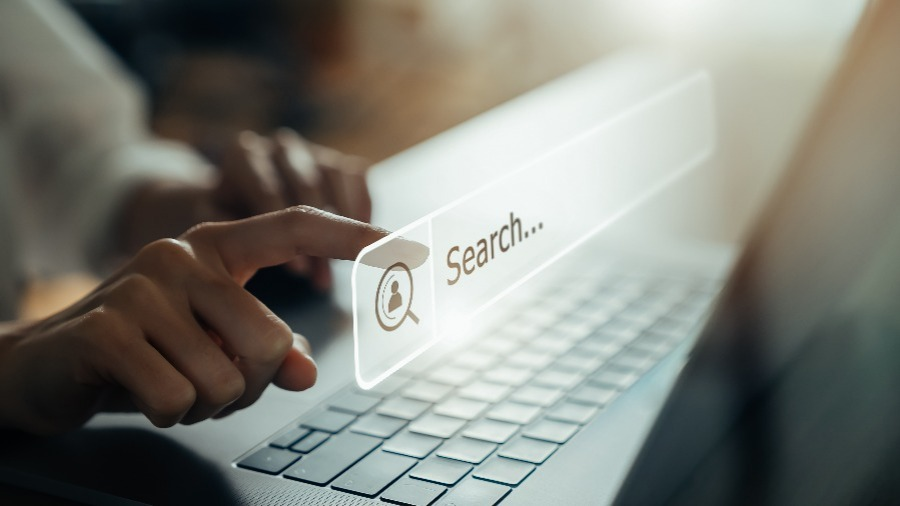 Pessoa pesquisando soluções digitais em um notebook